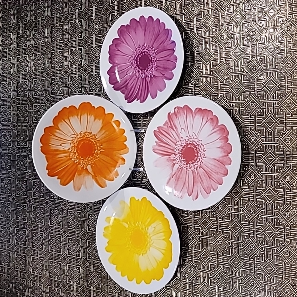 SOLD.  Bo's Attic Ceramic Gerber Daisy Plates Set of 4 - Picture 3 of 5